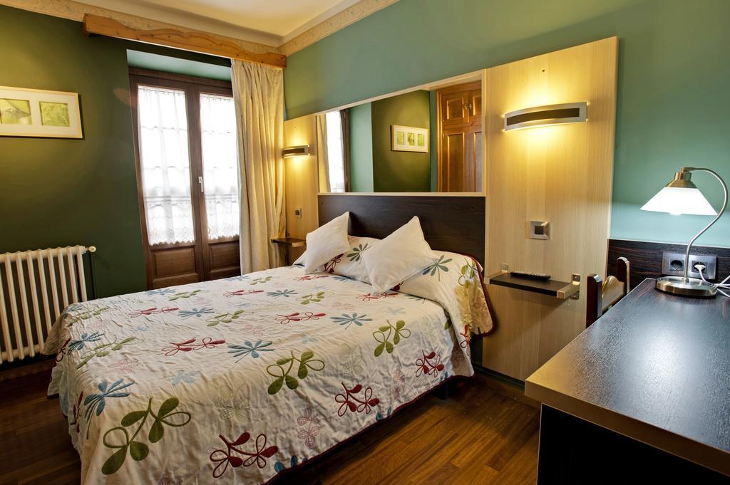 Hotel Avenida Benasque Zimmer foto